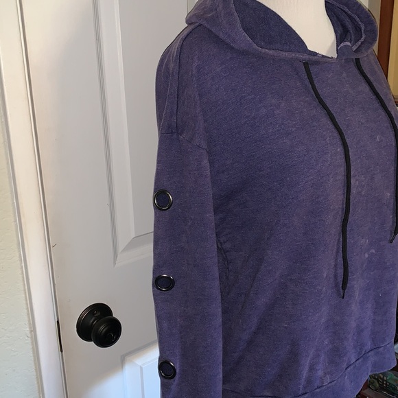 Purple hoodie with large grommet sleeves - Picture 4 of 7